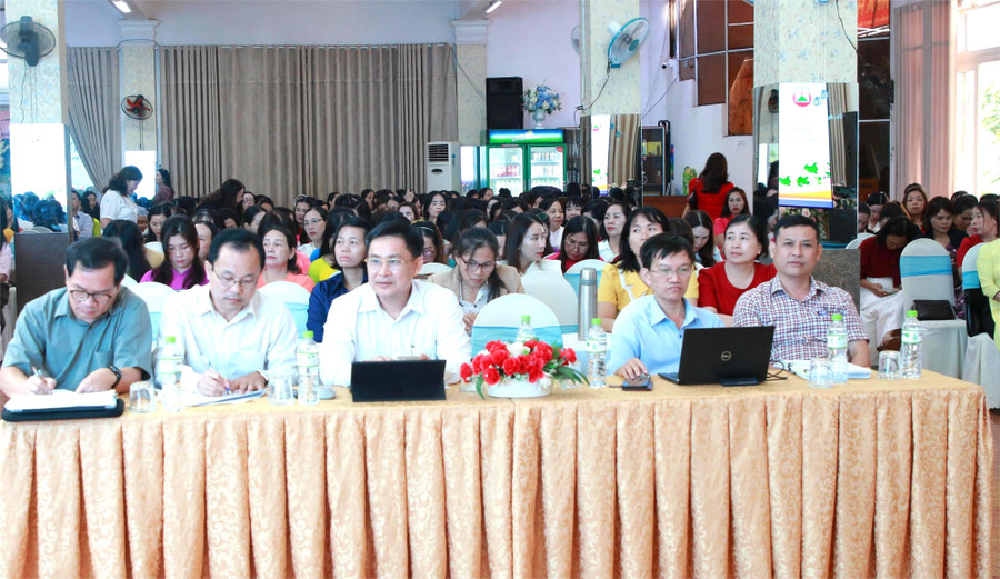 Representatives of departments and People's Committees of communes/wards attended the Conference. 1-db2.jpg