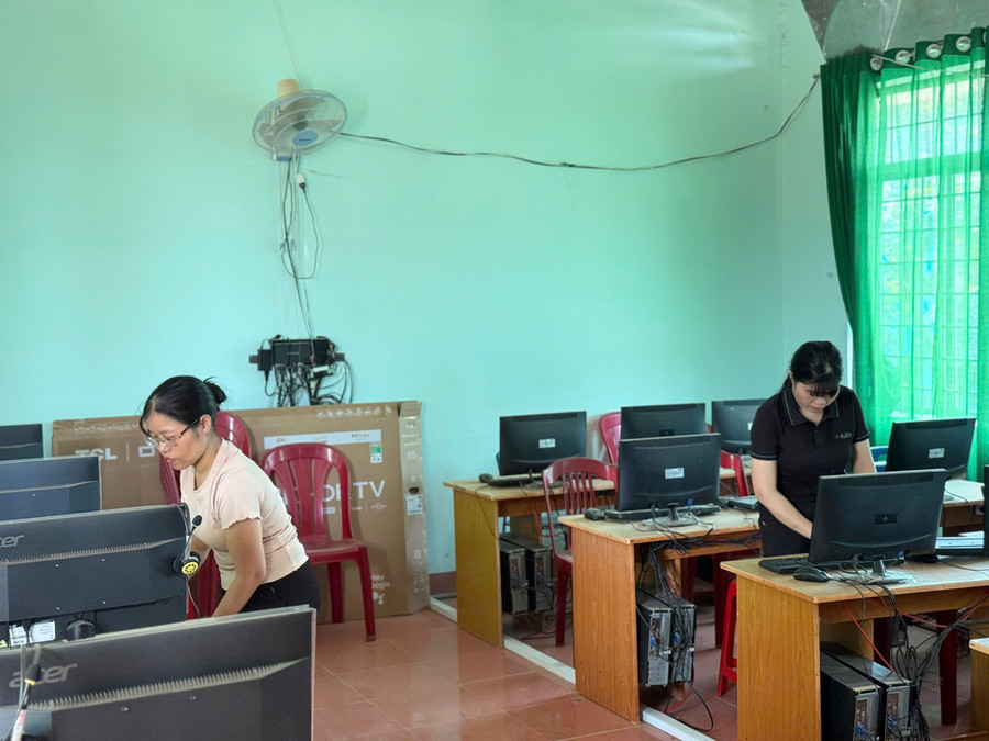 Giáo viên Trường Tiểu học Trần Quốc Toản (xã Ea Bung) kiểm tra thiết bị phòng Tin học chuẩn bị cho năm học mới. (Ảnh: NA)