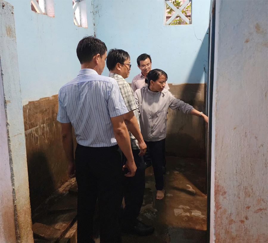 Bà Trần Thị Hòe - Hiệu trưởng Trường Mầm non Tuổi Ngọc chỉ ra những bất tiện đối với khu vệ sinh dùng chung cho cả nam và nữ của điểm trường thôn 5. (Ảnh: TT) 1-a-mn.jpg