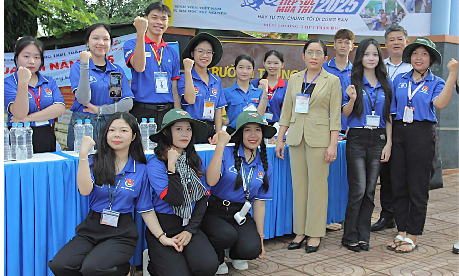 Bà Lê Thị Thanh Xuân - Giám đốc Sở GD&ĐT Đắk Lắk động viên đội hình tiếp sức mùa thi. (Ảnh: TT). 1-gd.jpg