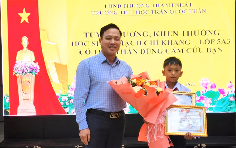 Ông Lưu Tiến Quang - Phó Giám đốc Sở GD&ĐT Đắk Lắk trao Thư, Giấy khen của Giám đốc Sở cho em Thạch Chí Khang. (Ảnh: TT)