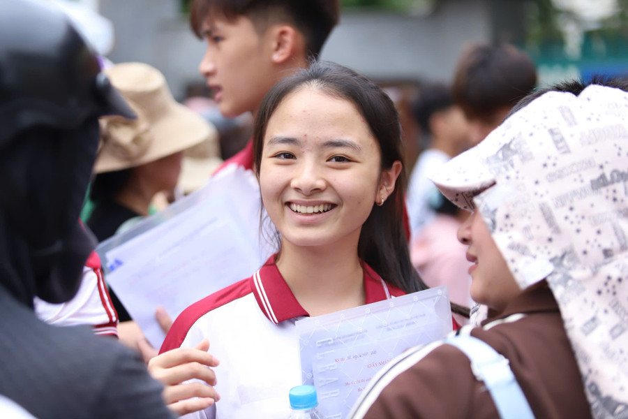 Thí sinh tại TP Buôn Ma Thuột rạng rỡ rời phòng thi. (Ảnh: TT) 1000030929.jpg