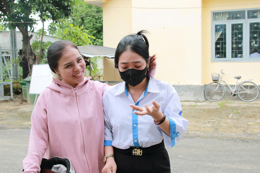 Thí sinh Đỗ Vũ Anh Thư xúc động kể với mẹ vì đề hay khi nói về quê hương, đất nước. (Ảnh: TT) 1000030925.jpg