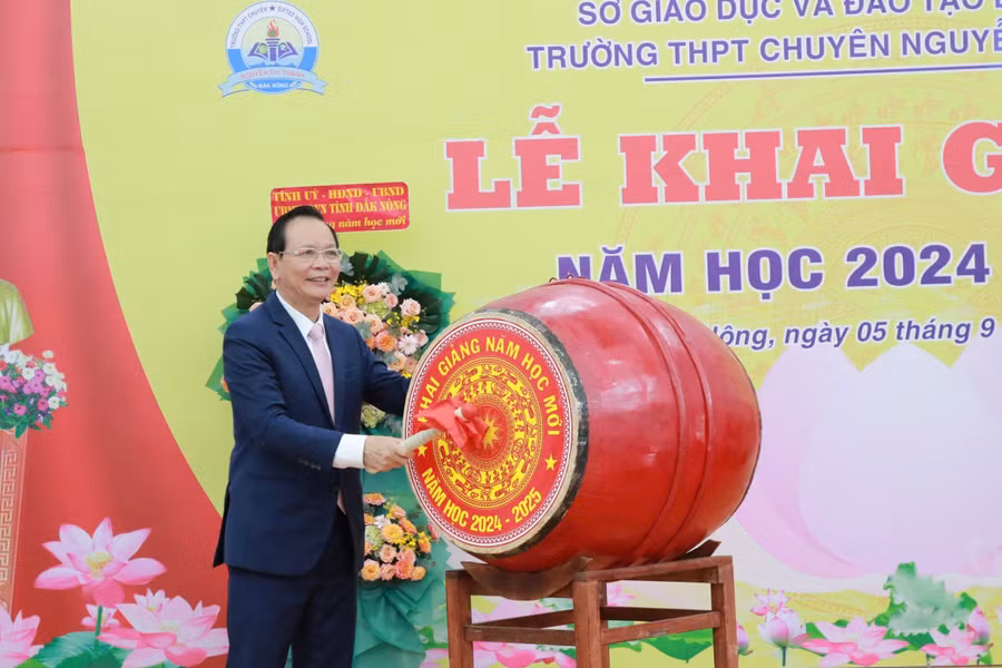 Bí thư Tỉnh ủy Đắk Nông ông Ngô Thanh Danh đánh trống khai giảng năm học 2024 - 2025. (Ảnh: Thành Tâm)
