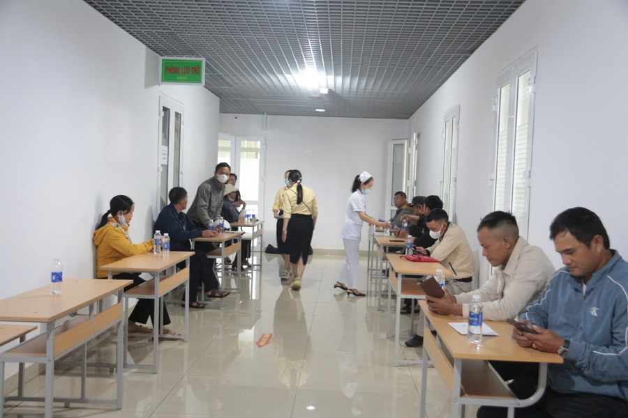 Một số bệnh nhân ở khu vực chờ làm thủ tục khám lại theo giấy mời của Bệnh viện. (Ảnh: TT) a2-bs.jpg