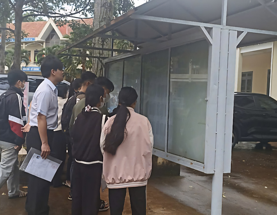 Thí sinh đến điểm thi Trường THPT Đắk Mil làm thủ tục dự thi. (Ảnh: TT) 1000030892.jpg