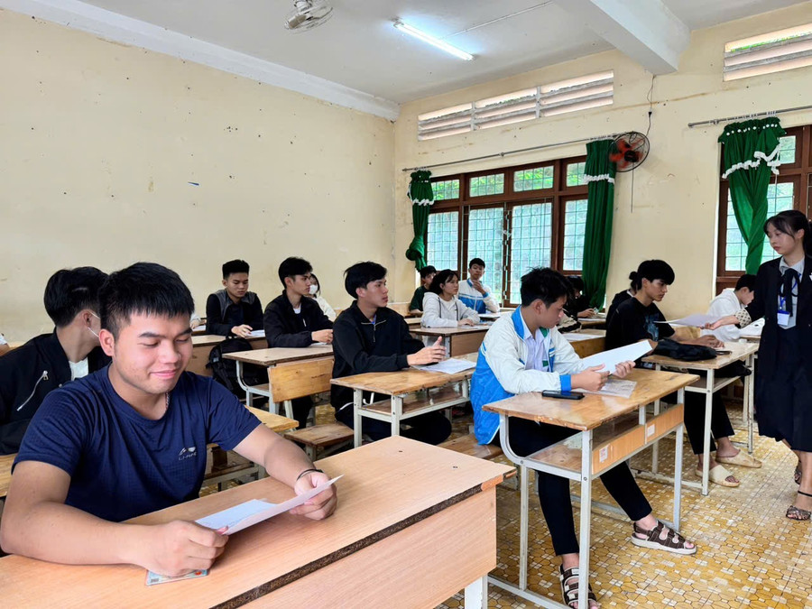 Thí sinh tại điểm thi Trường THPT Chu Văn An. (Ảnh: CTV) 1000030891.jpg