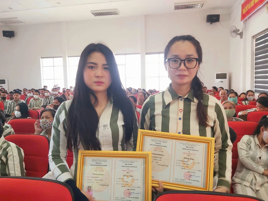 Học viên là người chấp hành án phạt tù được được đào tạo, cấp Chứng chỉ sơ cấp. (Ảnh: TT)