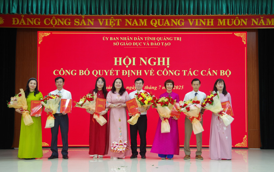 Giám đốc Sở GD&ĐT Quảng Trị Lê Thị Hương trao quyết định và tặng hoa chúc mừng các Phó Trưởng phòng chuyên môn, nghiệp vụ. 3.jpg