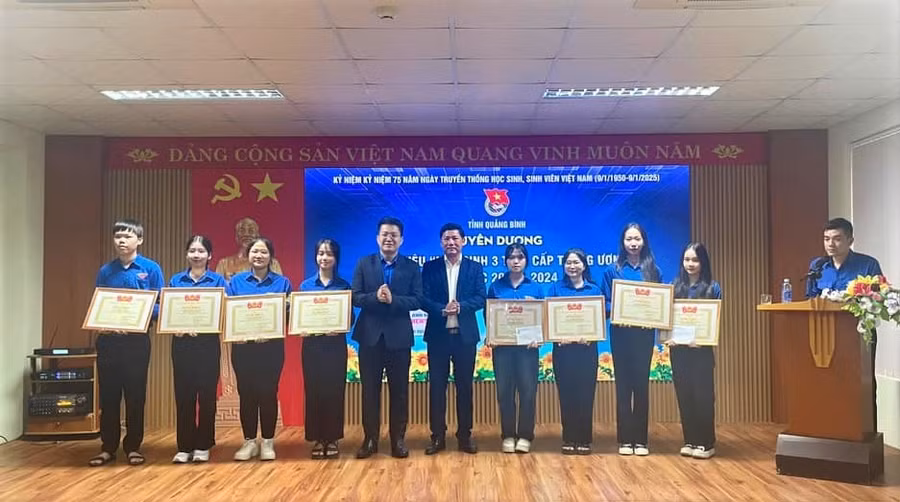 Ban tổ chức trao bằng khen và phần thưởng cho những cá nhân đạt danh hiệu “Học sinh 3 tốt” cấp Trung ương.