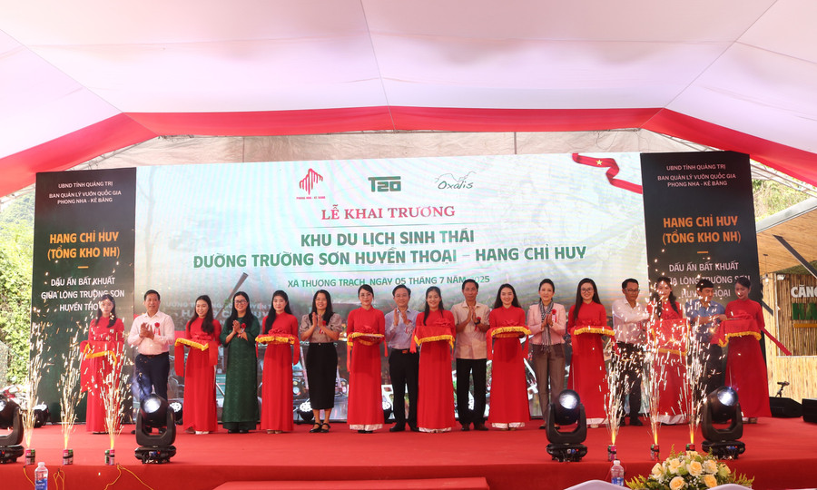 Đại biểu thực hiện nghi thức cắt băng khai trương khu du lịch sinh thái "Đường Trường Sơn huyền thoại - Hang Chỉ Huy".