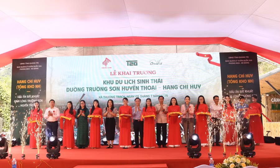 Đại biểu thực hiện nghi thức cắt băng khai trương khu du lịch sinh thái "Đường Trường Sơn huyền thoại - Hang Chỉ Huy".