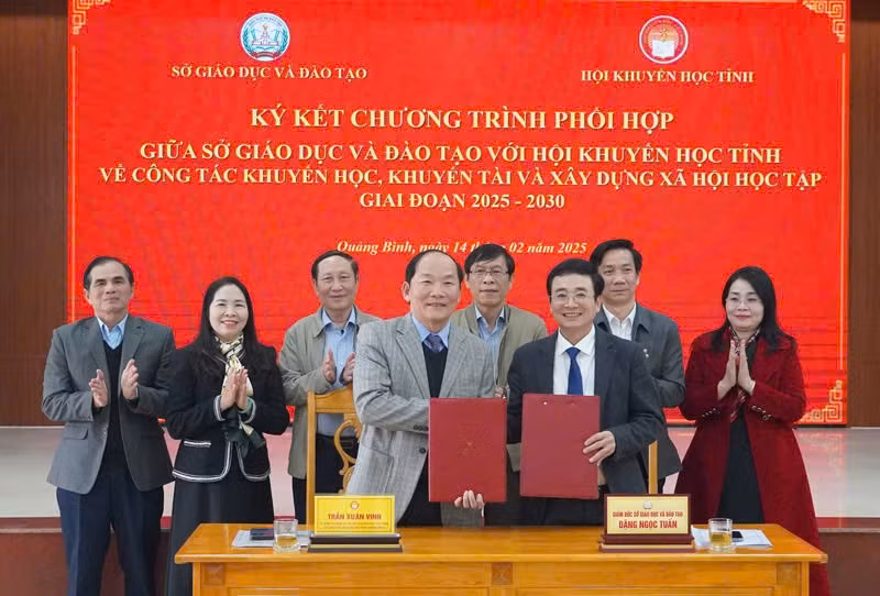 Lãnh đạo Sở GD&ĐT Quảng Bình với Hội Khuyến học tỉnh ký kết chương trình phối hợp.