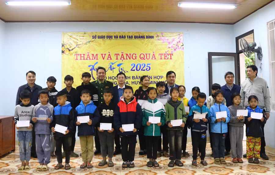 T.S Đặng Ngọc Tuấn, Giám đốc Sở GD&ĐT Quảng Bình tặng quà cho học sinh vượt khó tại bản Yên Hợp (huyện Minh Hóa).