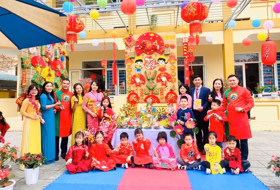 Học sinh TP Đồng Hới, tình Quảng Bình háo hức trải nghiệm Tết cổ truyền trong trường học.