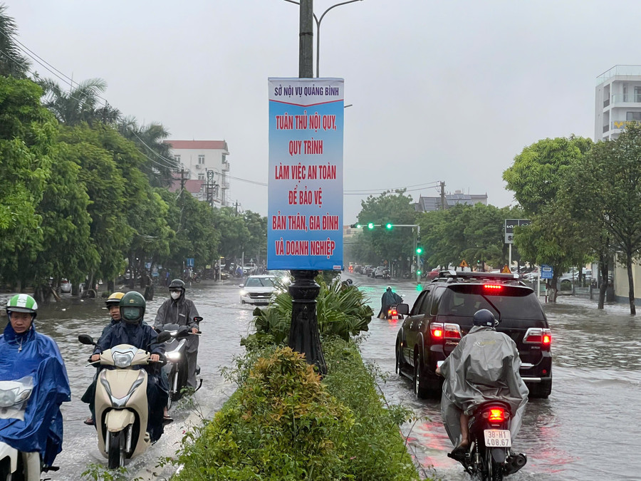 Mưa lớn lúc sáng sớm khiến một số tuyến đường tại TP Đồng Hới ngập sâu.