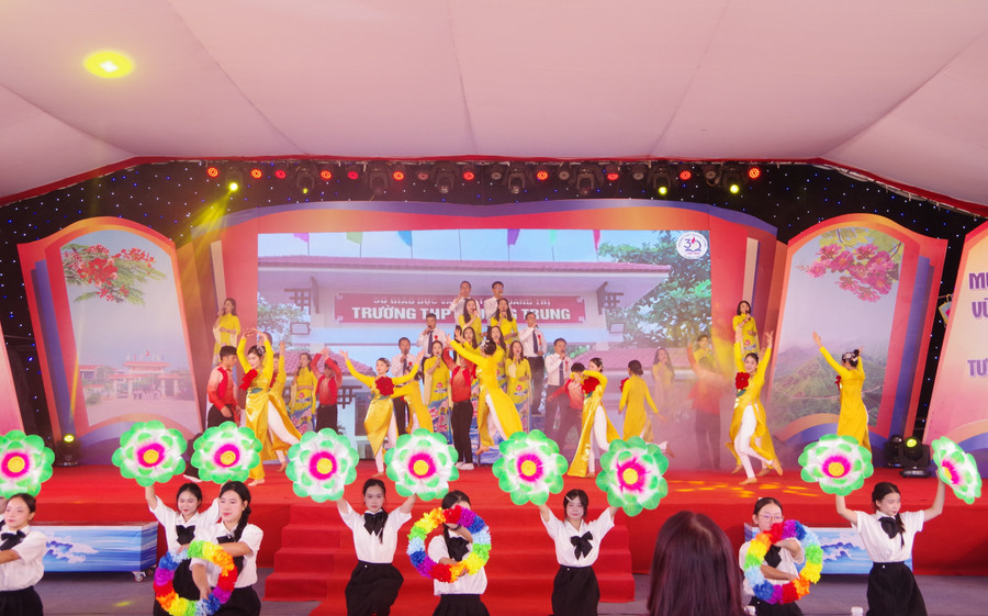 Lễ kỷ niệm là cơ hội để các thế hệ giáo viên, học sinh ôn lại truyền thống vẻ vang của nhà trường. imgp3264.jpg