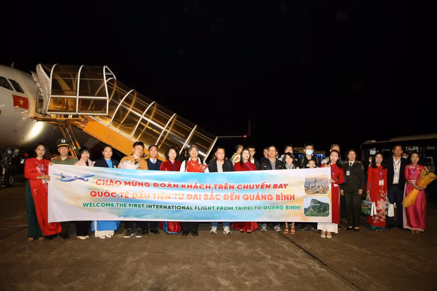 Tỉnh Quảng Bình đón chuyến bay quốc tế đầu tiên từ Đài Bắc đến sân bay Đồng Hới.