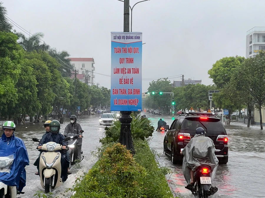 Mưa lớn lúc sáng sớm khiến một số tuyến đường tại TP Đồng Hới ngập sâu.