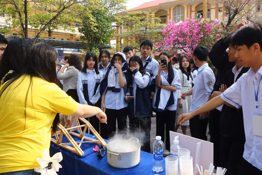 Hơn 1.600 học sinh Trường THPT Đào Duy Từ phấn khởi tham gia Ngày hội.