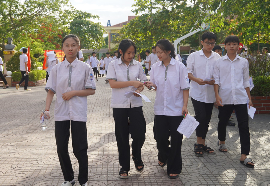 Thí sinh tại điểm Trường Phan Đình Phùng (TP Đồng Hới) đánh giá đề Ngữ văn thi vào lớp 10 vừa sức. phan.jpg
