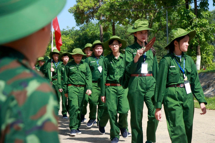 Học viên được rèn luyện thể lực thông qua hoạt động huấn luyện quân sự. 7.jpg