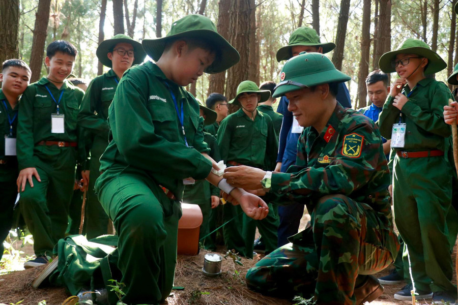 Chú bộ đội hướng dẫn kỹ năng sơ cứu vết thương cho các "chiến sĩ nhí". 6.jpg