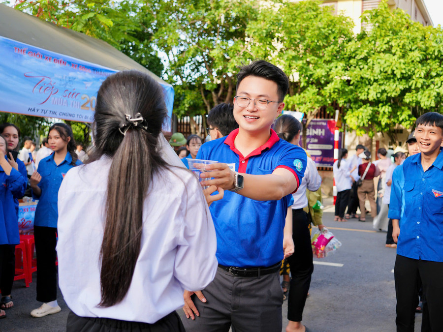 Thầy giáo chúc mừng khi thí sinh thông báo hoàn thành môn Ngữ văn khá tốt. 3.jpg