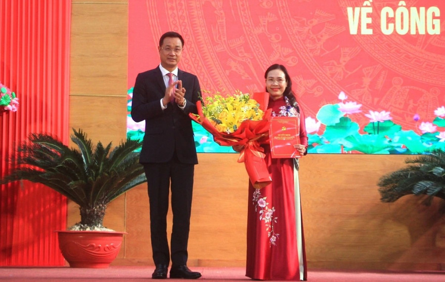 Bí thư Tỉnh ủy Quảng Bình trao quyết định về việc phân công bà Phạm Thị Hân làm Bí thư Thành ủy Đồng Hới. 7.jpg