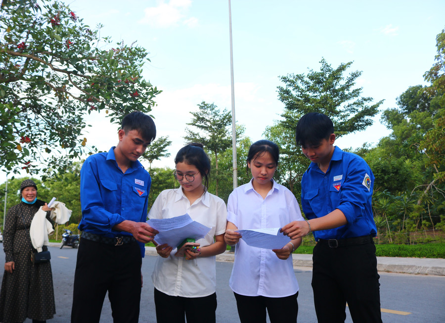 Tình nguyện viên tại điểm Trường THPT Lê Quý Đôn hướng dẫn thí sinh giải đề. img-1565.jpg