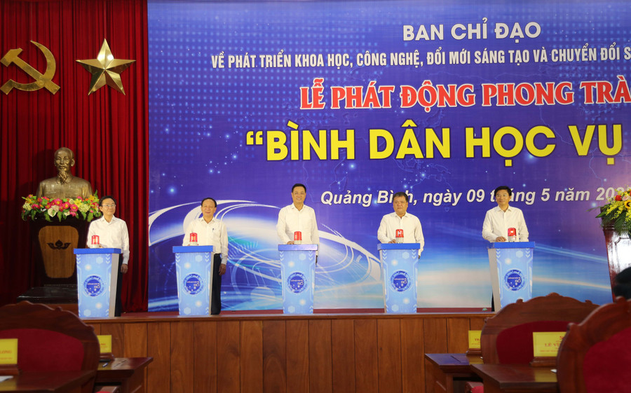Lãnh đạo tỉnh Quảng Bình ấn nút phát động Phong trào “Bình dân học vụ số”. 
