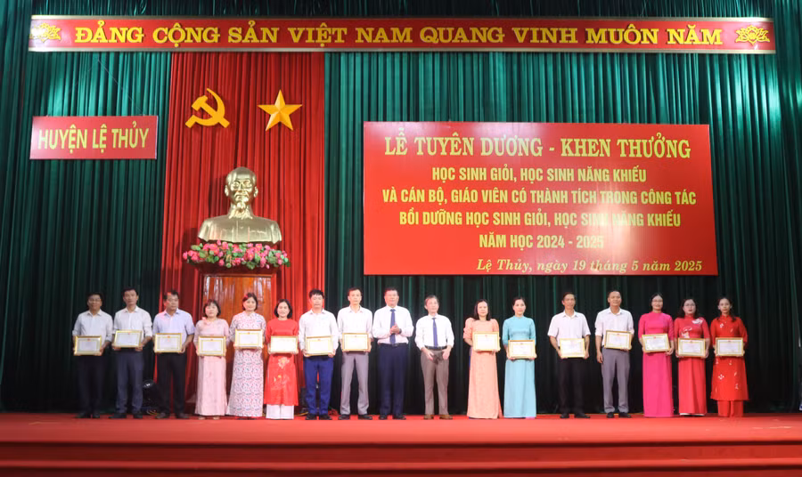 Năm học 2024 - 2025, học sinh huyện Lệ Thủy đoạt 356 giải các môn văn hóa cấp tỉnh, nghiên cứu KHKT, tài năng Tin học trẻ.