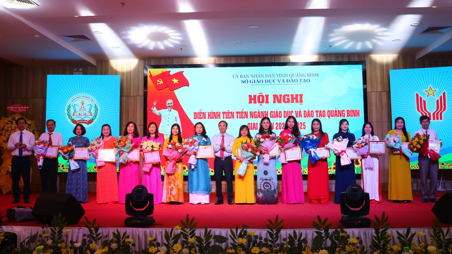 Giám đốc Sở GD&ĐT Quảng Bình tặng giấy khen cho các tập thể có thành tích xuất sắc trong phong trào thi đua yêu nước giai đoạn 2020-2025. 4.jpg