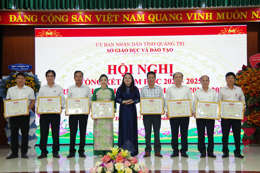 Bà Lê Thị Hương, Giám đốc Sở GD&ĐT Quảng Trị tặng Bằng khen cho những cá nhân, tập thể có thành tích nổi bật. imgp3201-min.jpg