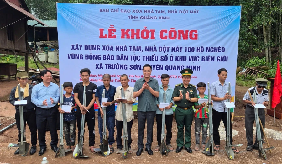 Bí thư Tỉnh ủy Lê Ngọc Quang và các đại biểu thực hiện nghi lễ khởi công.