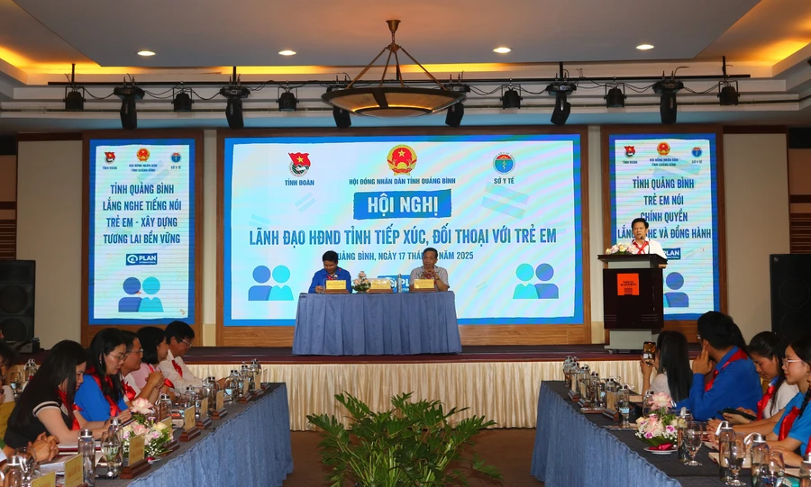 Hội nghị lãnh đạo tỉnh Quảng Bình tiếp xúc, đối thoại với trẻ em.