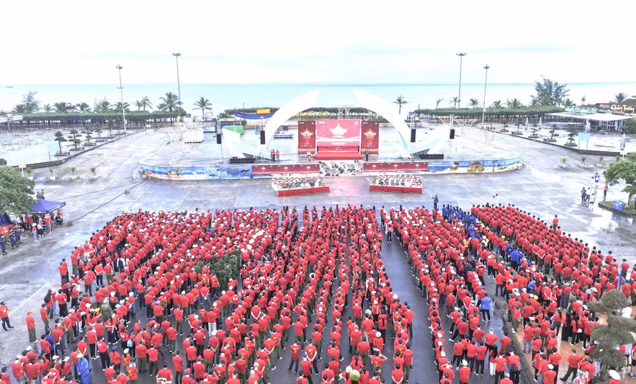 Đông đảo người dân tỉnh Quảng Trị tham gia chương trình "Cùng Việt Nam tiến bước”.