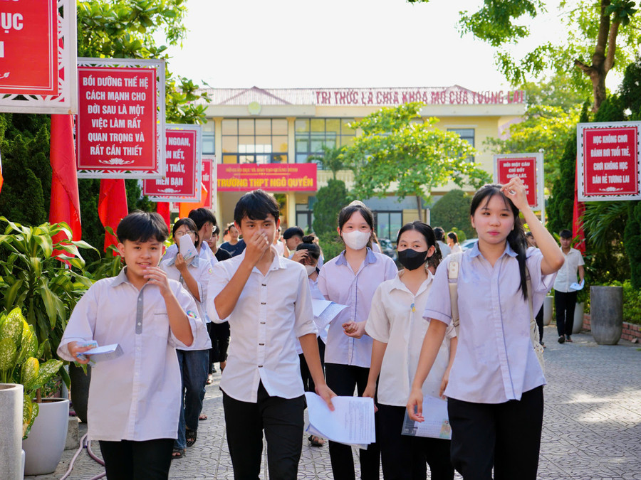 Thí sinh Quảng Bình hoàn thành môn Tiếng Anh, kết thúc Kỳ thi tuyển sinh lớp 10 hệ không chuyên.