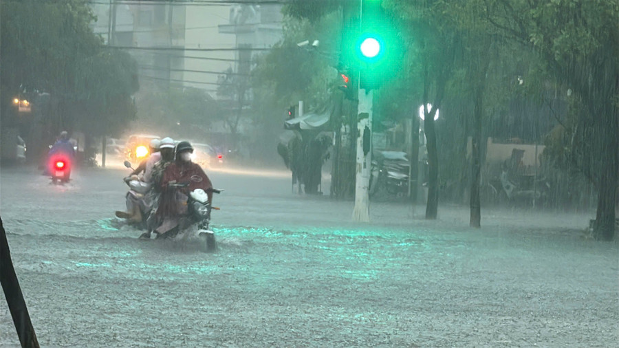 Và không ít người dân có chung thắc mắc, thành phố nằm sát biển, nhiều hệ thống kênh đào, cống thoát nước nhưng cứ có mưa lớn thì các tuyến phố lại ngập. 16.jpg
