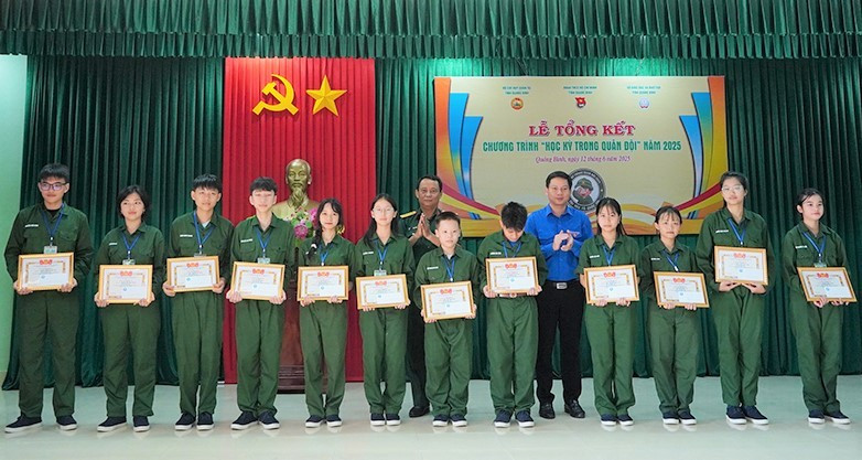 Ban tổ chức tuyên dương, khen thưởng học viên xuất sắc trong chương trình "Học kỳ trong quân đội".
