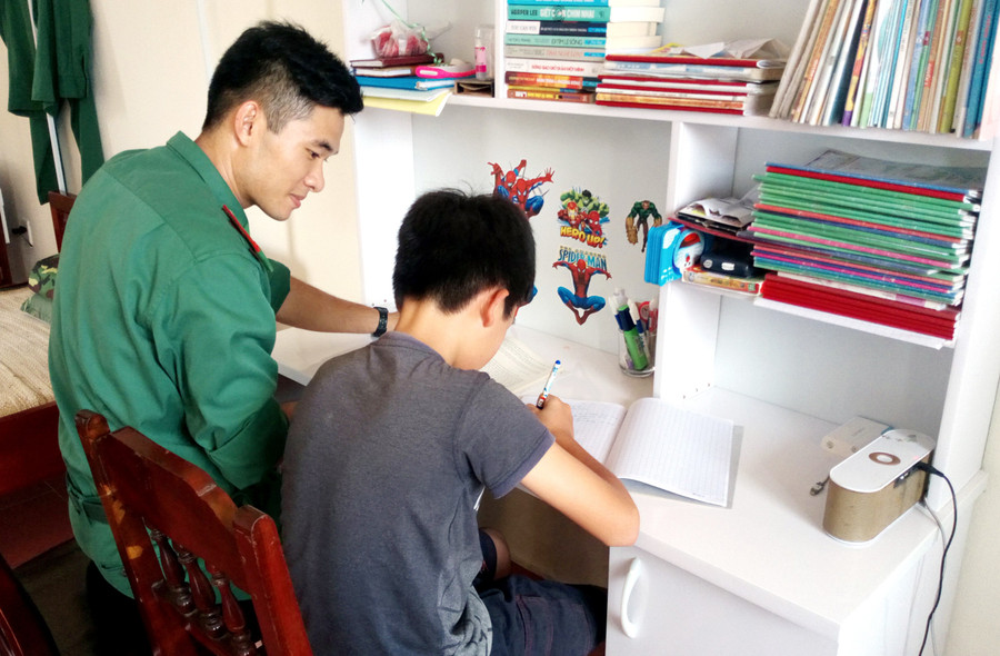 Vào ở trong Đồn Biên phòng Nhật Lệ, Nghĩa luôn nhận được sự chở che, yêu thương. 24.jpg