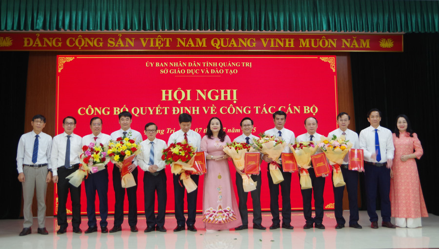 Lãnh đạo Sở GD&ĐT Quảng Trị tặng hoa chúc mừng các Trưởng phòng chuyên môn, nghiệp vụ.