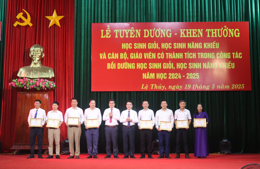 Ban tổ chức tặng bằng khen cho cá nhân có thành tích trong công tác chỉ đạo bồi dưỡng học sinh giỏi. 4.jpg