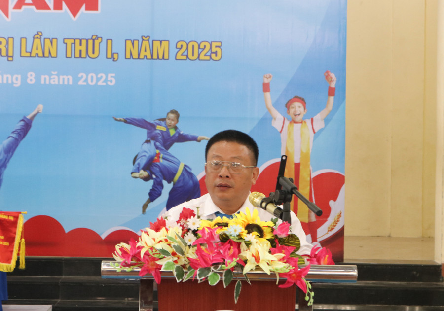 Ông Lê Hùng Ninh, Chủ tịch Liên đoàn Vovinam - Việt võ đạo tỉnh Quảng Trị phát biểu khai mạc. img-2421.jpg
