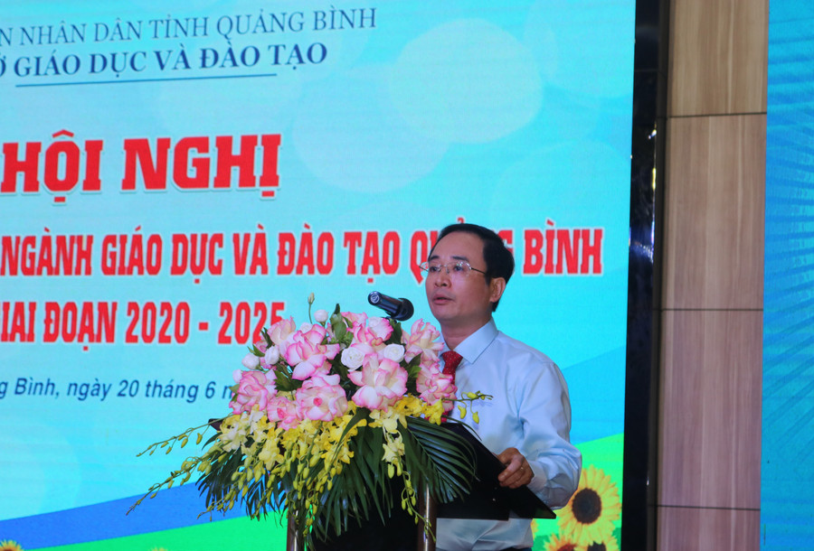 Giám đốc Sở GD&ĐT Quảng Bình Đặng Ngọc Tuấn phát biểu khai mạc Hội nghị. 2.jpg