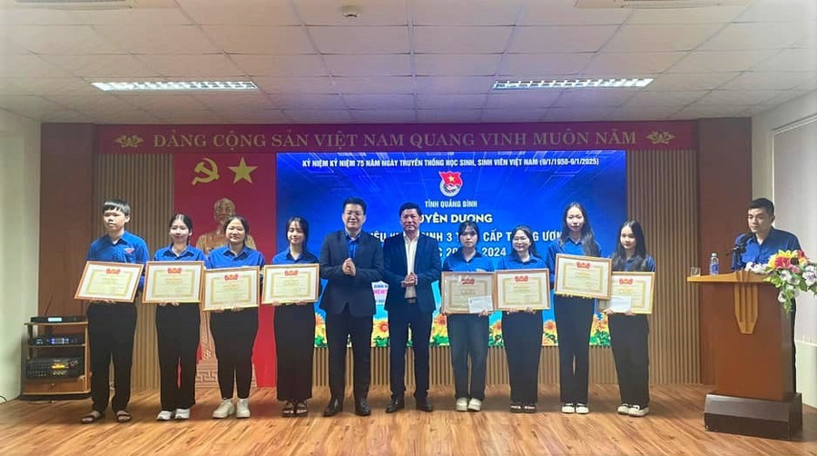 Ban tổ chức trao bằng khen và phần thưởng cho những cá nhân đạt danh hiệu “Học sinh 3 tốt” cấp Trung ương.