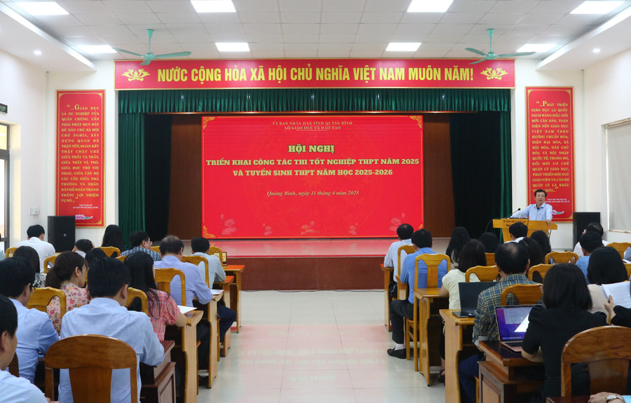 Ông Đặng Ngọc Tuấn, Giám đốc Sở GD&ĐT Quảng Bình chỉ đạo rà soát các khâu để kỳ thi tốt nghiệp, tuyển sinh diễn ra an toàn, chất lượng.