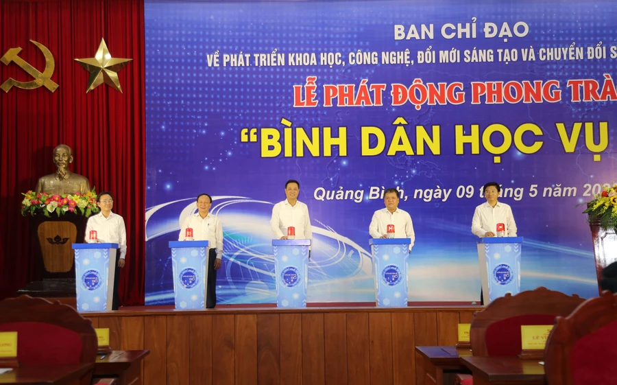 Lãnh đạo tỉnh Quảng Bình ấn nút phát động Phong trào “Bình dân học vụ số”. 