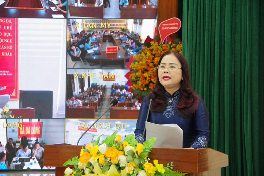 Bà Lê Thị Hương, Giám đốc Sở GD&ĐT Quảng Trị phát biểu chỉ đạo tại hội nghị. imgp3099-min.jpg