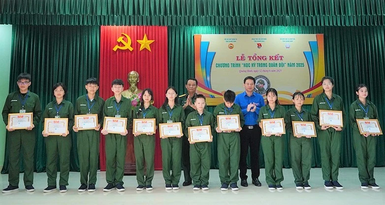 Ban tổ chức tuyên dương, khen thưởng học viên xuất sắc trong chương trình "Học kỳ trong quân đội".
